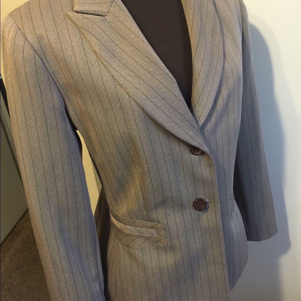 Pin striped suit - Picture 2 of 8